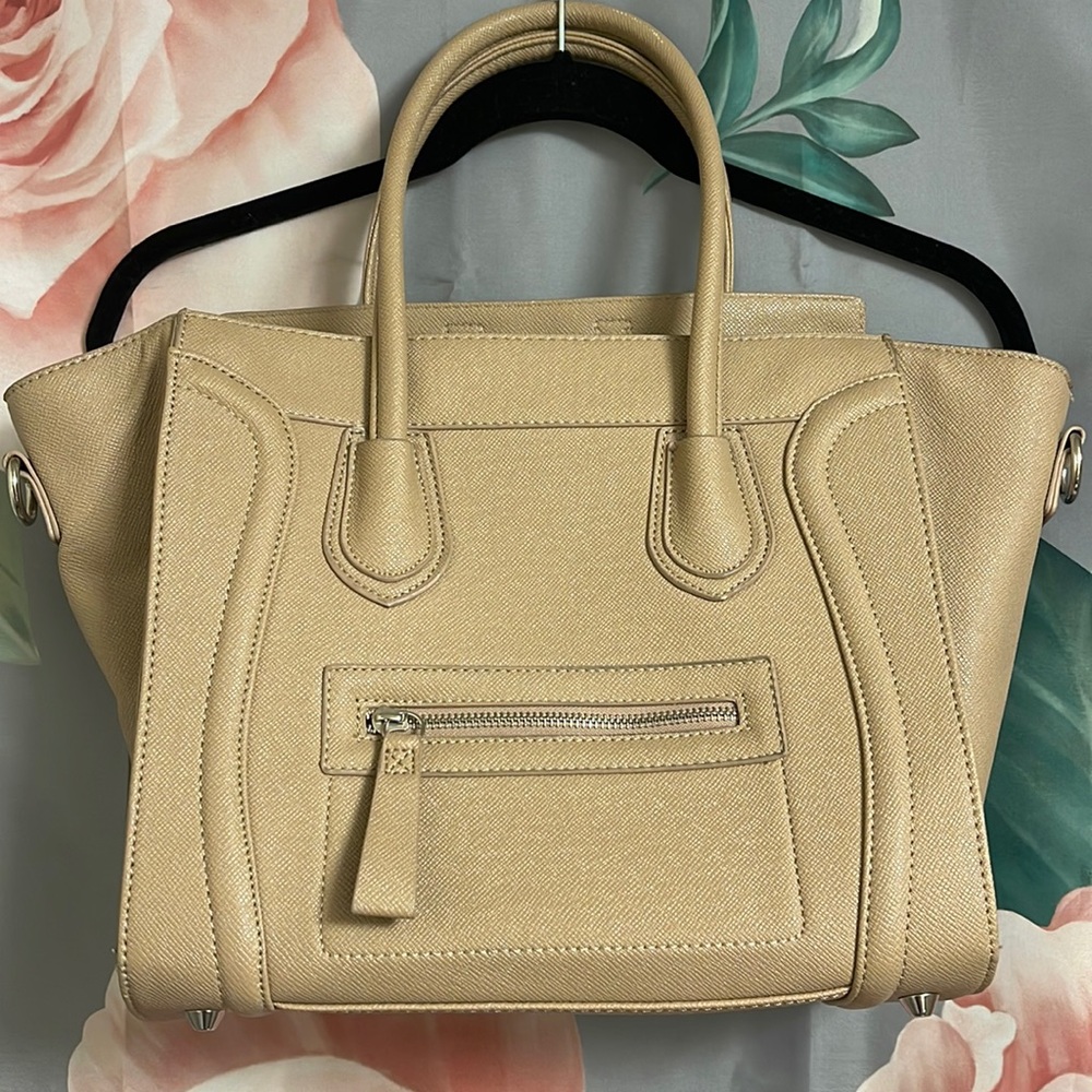 New no brand purse never been used with strap